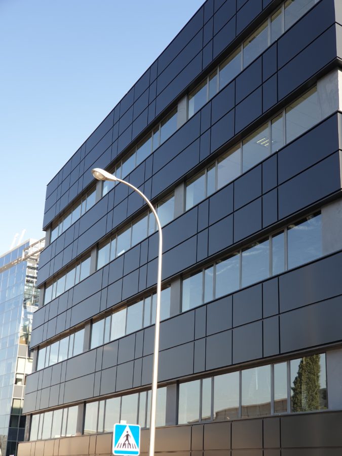 Rehabilitación Edificio de Oficinas en Madrid con Panel Composite Larson 7022
