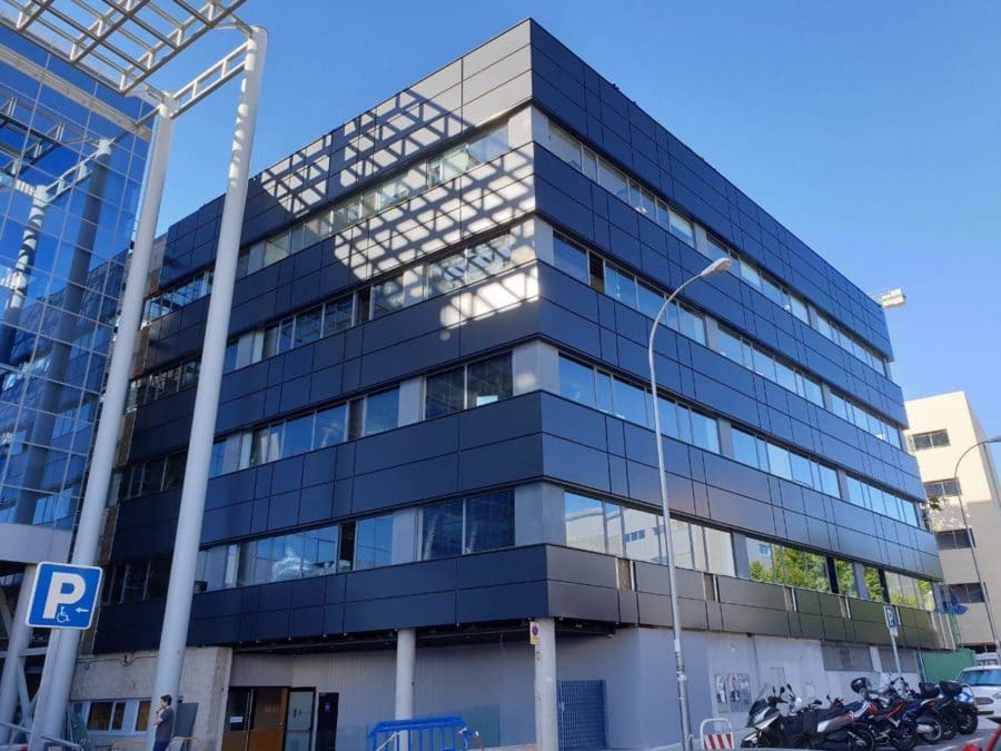 Rehabilitación Edificio de Oficinas en Madrid con Panel Composite Larson 7022
